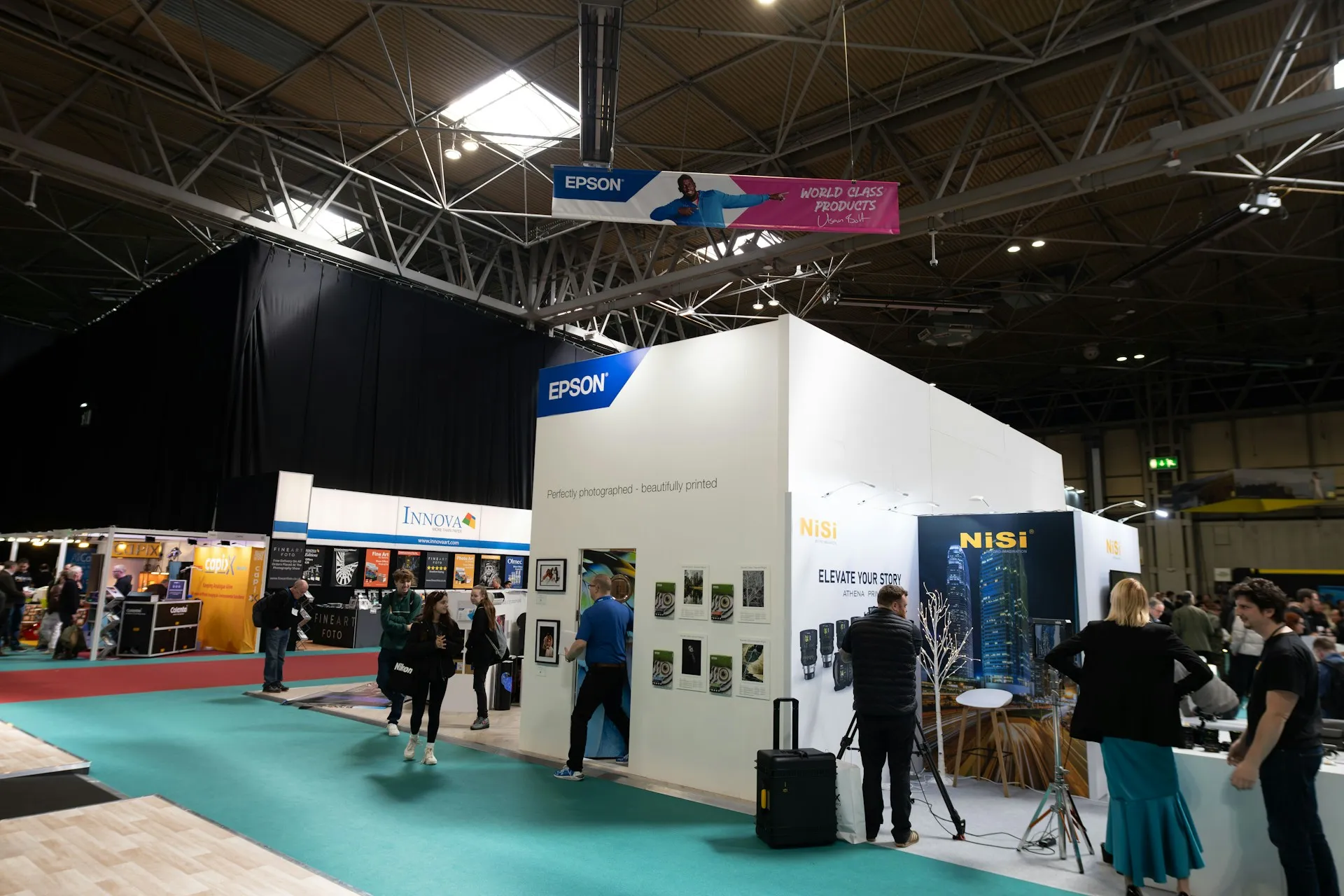 Stand Epson feria fotografía profesional con impresiones NiSi