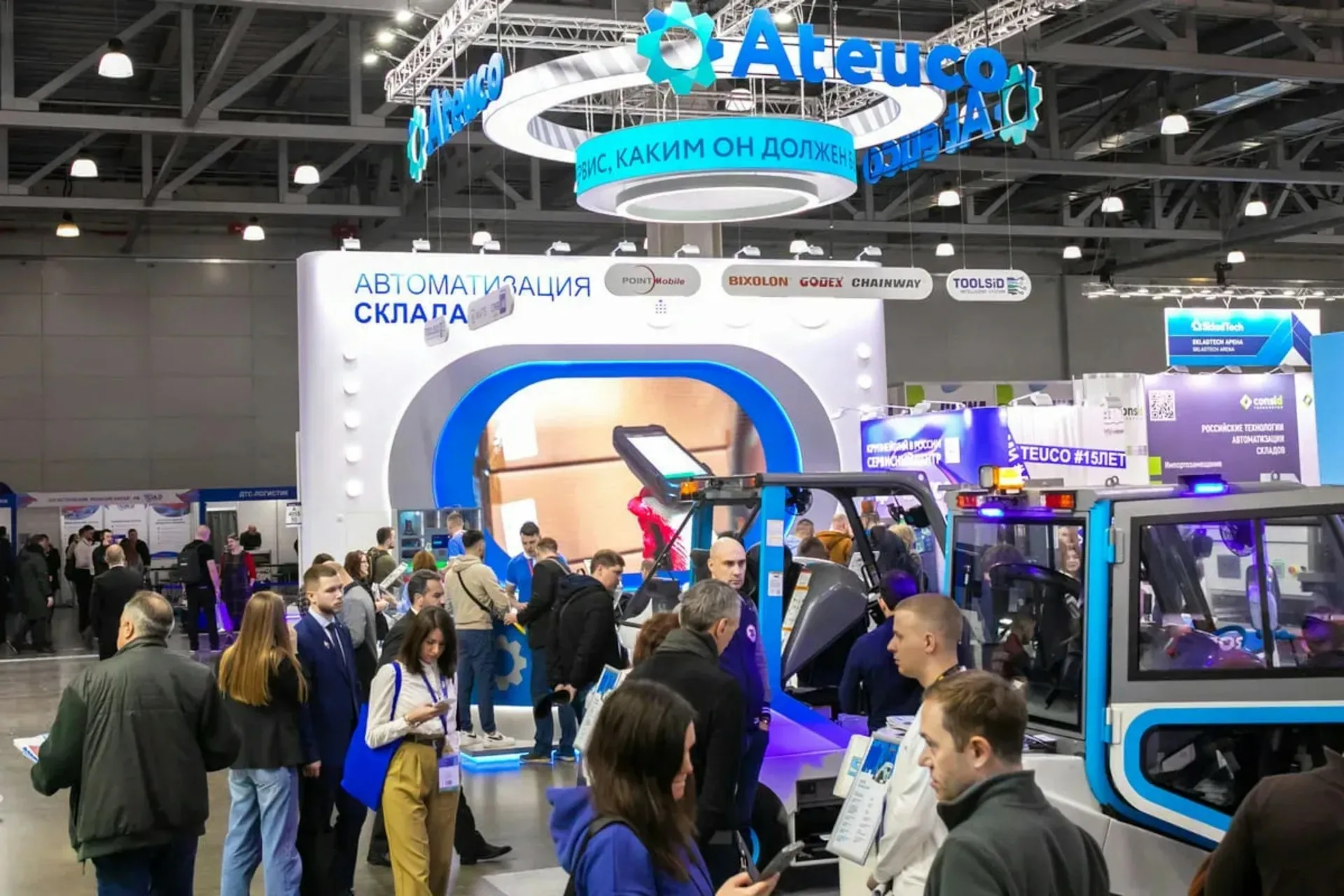 Exhibición de vehículos autónomos industriales en feria de automatización logística