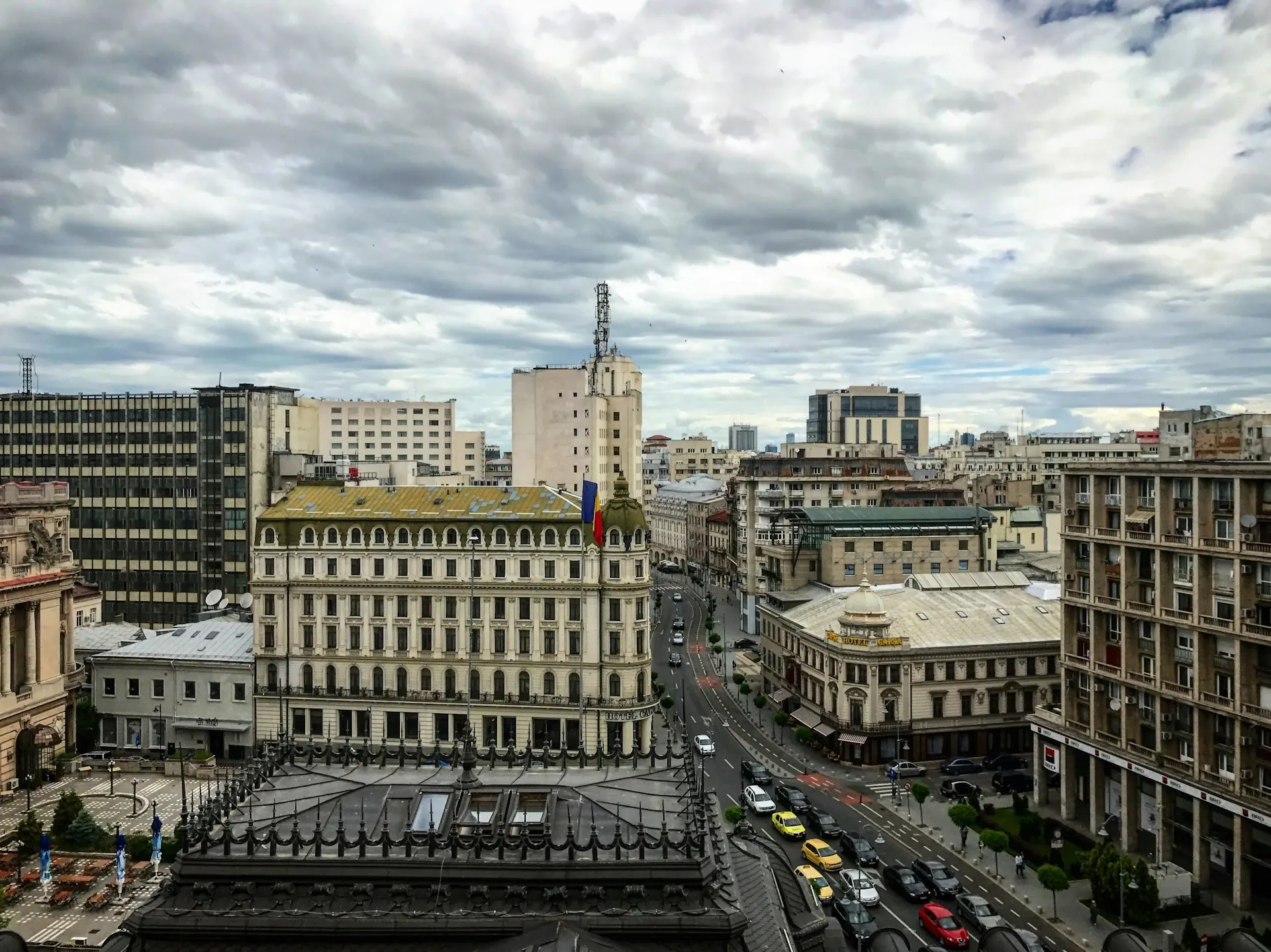 Vista aérea edificios administrativos y oficinas corporativas en distrito urbano